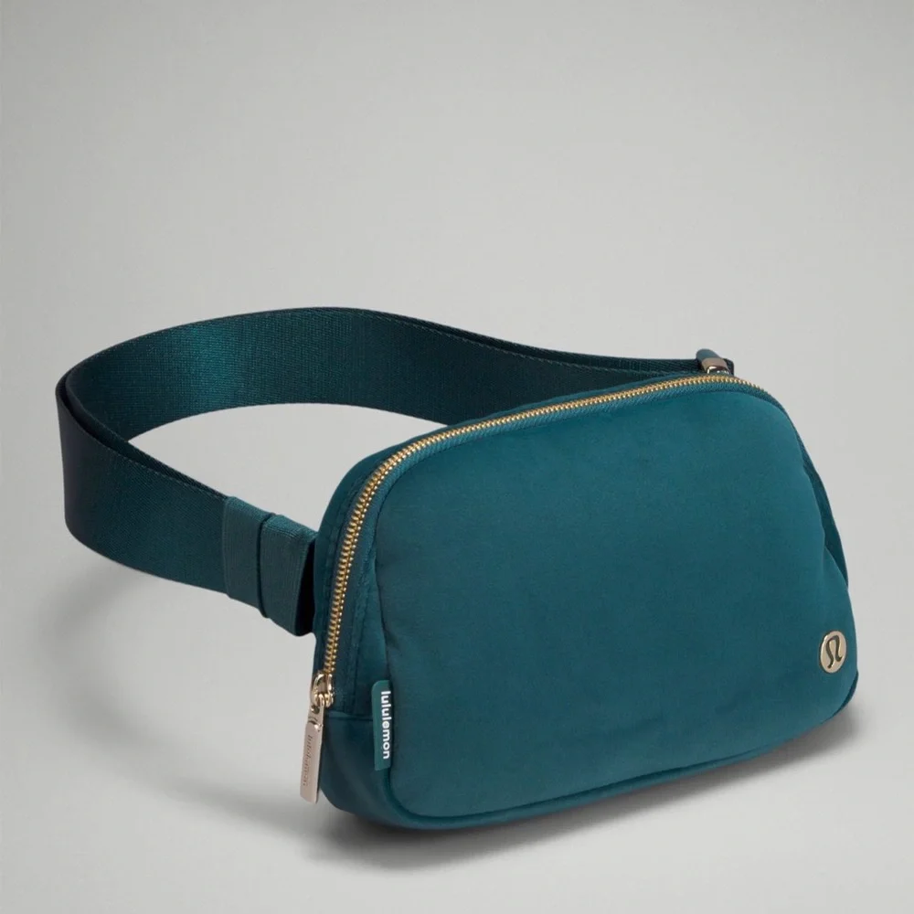 Lululemon Everywhere Belt Bag 
Velour 1L  green jasper/gold belt bag LAST 2 🎉 - Picture 4 of 9